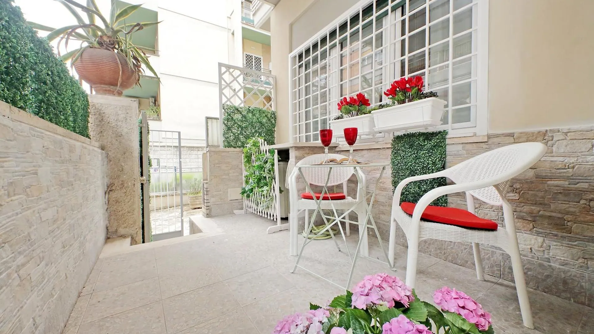Ych-Nice Flat With Patio Near Vatican Rome Apartment